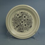 Arabia Krokus lautanen mustavalkoinen.