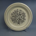 Arabia Krokus lautanen mustavalkoinen.