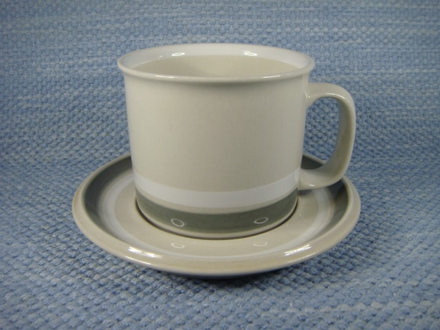 Iso Salla muki lautasella 40 cl Arabia S-malli.