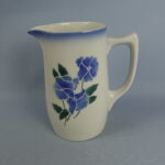 Arabia Orvokki maitokannu sininen puhalluskoriste SO-malli.