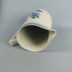 Arabia Orvokki maitokannu sininen puhalluskoriste SO-malli.