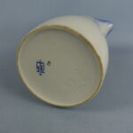 Arabia Orvokki maitokannu sininen puhalluskoriste SO-malli.