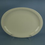 Arabia Arctica tarjoiluvati soikea valkoinen.