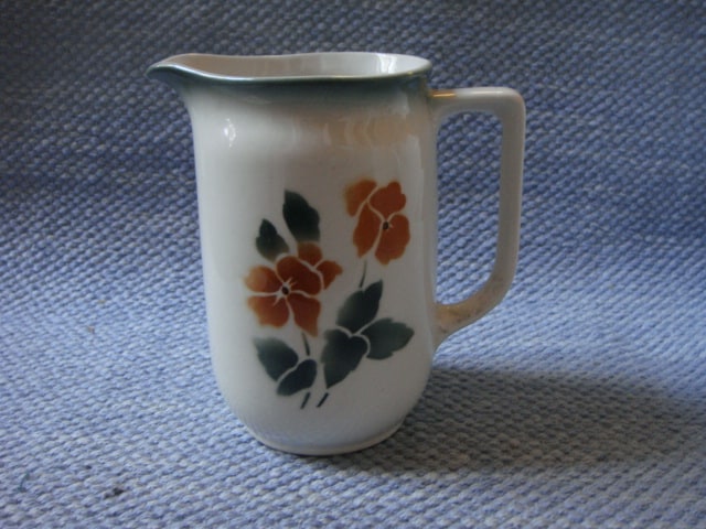 Arabia Orvokki maitokannu, korkeus 14 cm, ruskea puhalluskoriste, ST-malli.