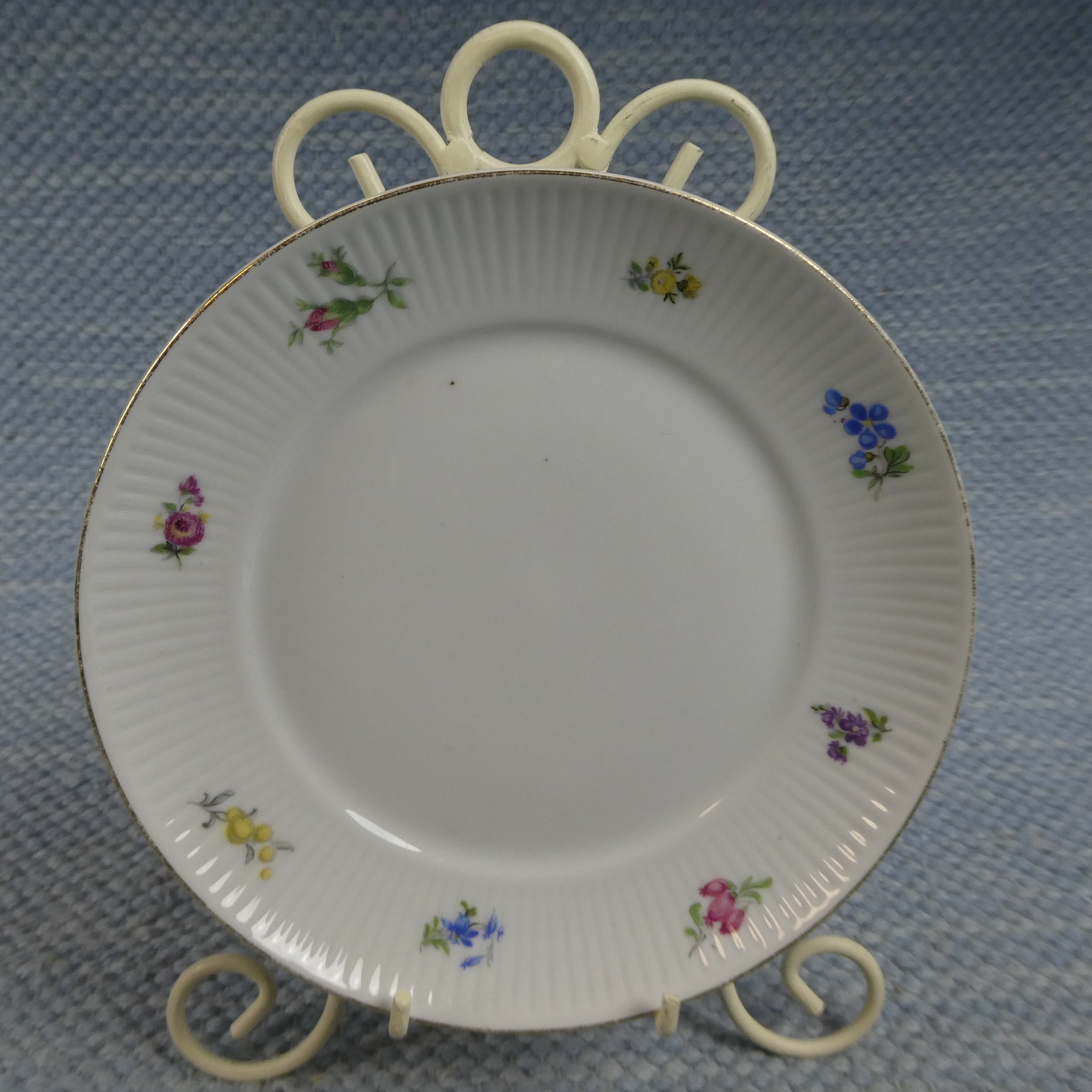 Arabia Lautanen 17 cm pikku kukkia RN-malli