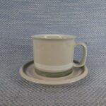 Arabia Salla iso muki 40 cl lautasella S-malli.