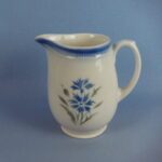 Arabia Maitokannu, sinivihreä ruiskukka, KB-malli.