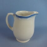 Arabia Maitokannu, sinivihreä ruiskukka, KB-malli.