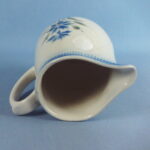 Arabia Maitokannu, sinivihreä ruiskukka, KB-malli.