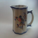 Arabia Papukaija maitokannu korkeus 23 cm.