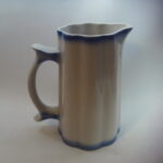 Arabia Papukaija maitokannu korkeus 23 cm.