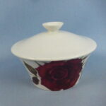 Arabia Ruusu sokerikko kannella.