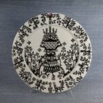 Iittala Taika lautanen 27 cm musta Klaus Haapaniemi.