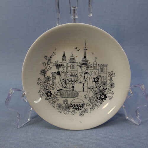 Arabia Emilia seinälautanen 9,5 cm kaksi naista.