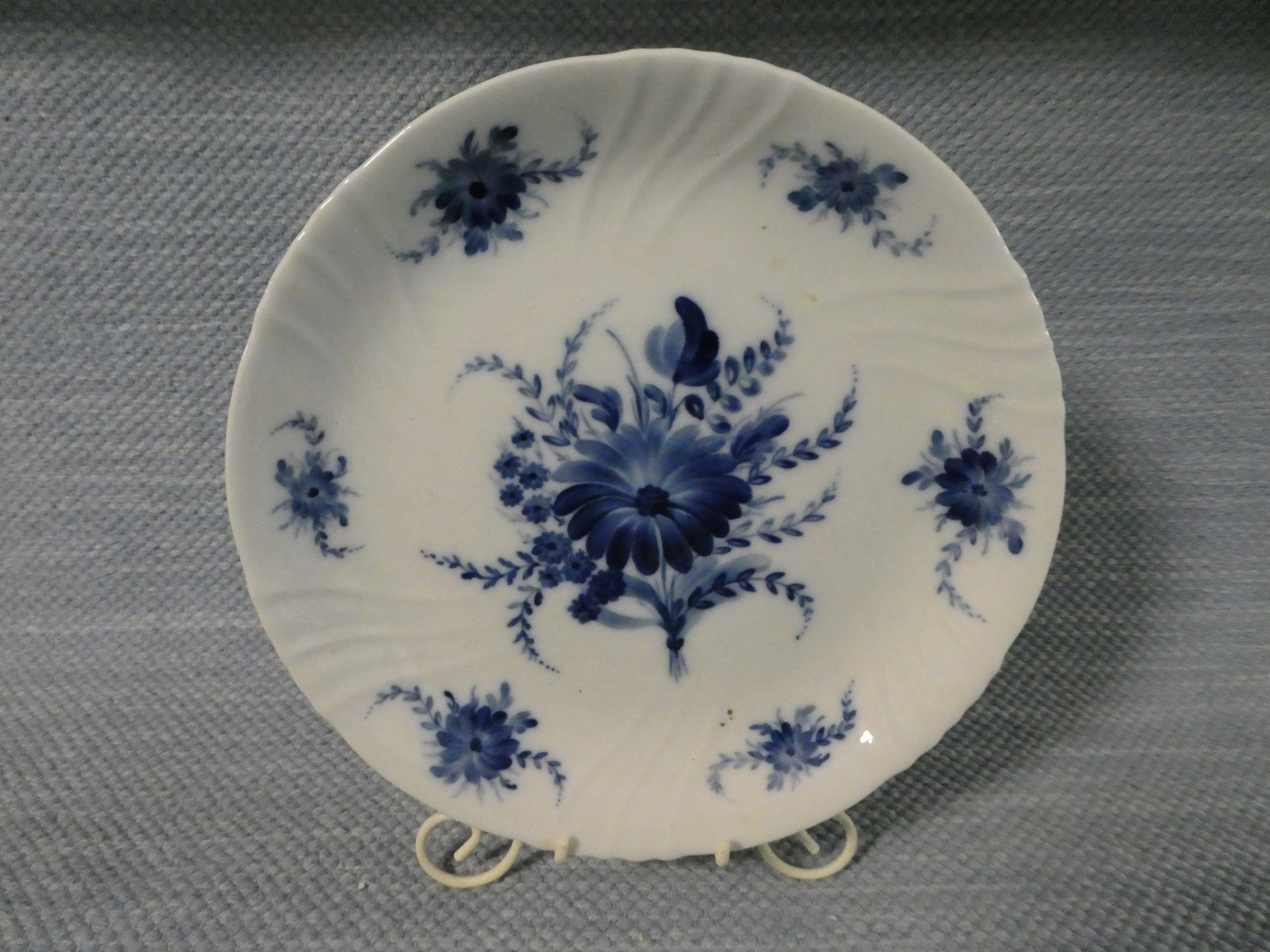 RE-mallin käsinmaalattu lautanen 25,5 cm