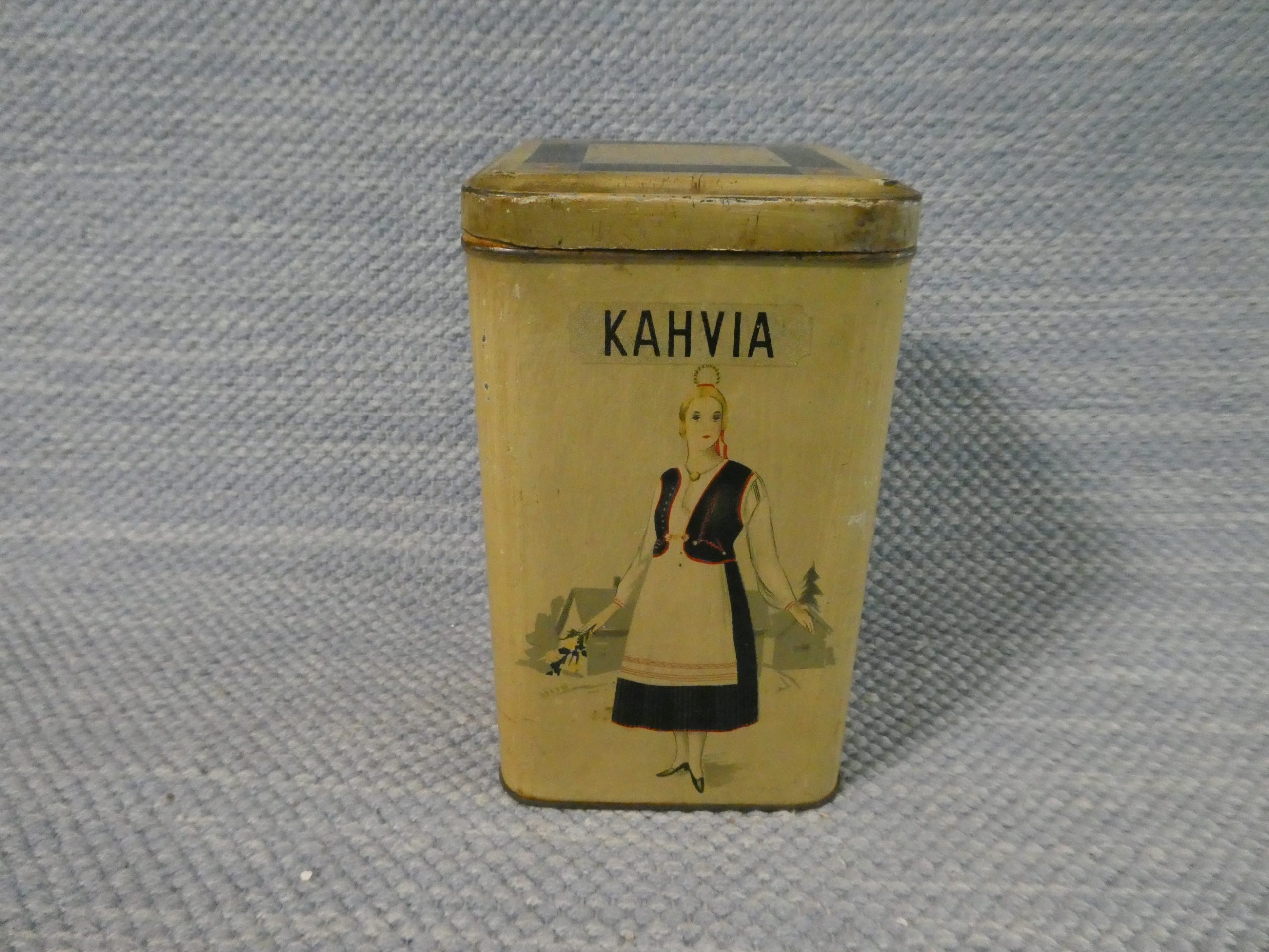 Kahvia peltipurkki