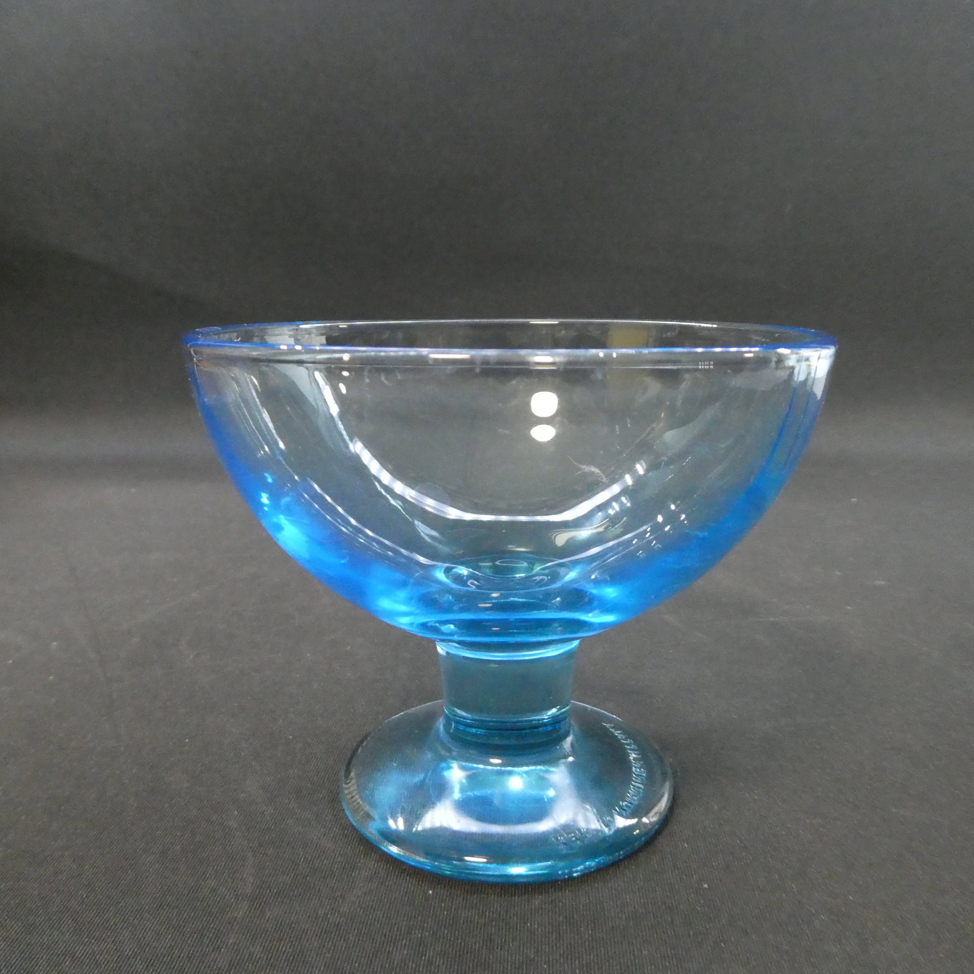 Iittala Verna jalallinen jälkiruokakulho vaaleansininen.