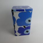 Marimekko Unikko peltipurkki sininen.