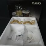 Tsaikka lasi + lautanen kullanvärinen 2 kpl laatikossa.