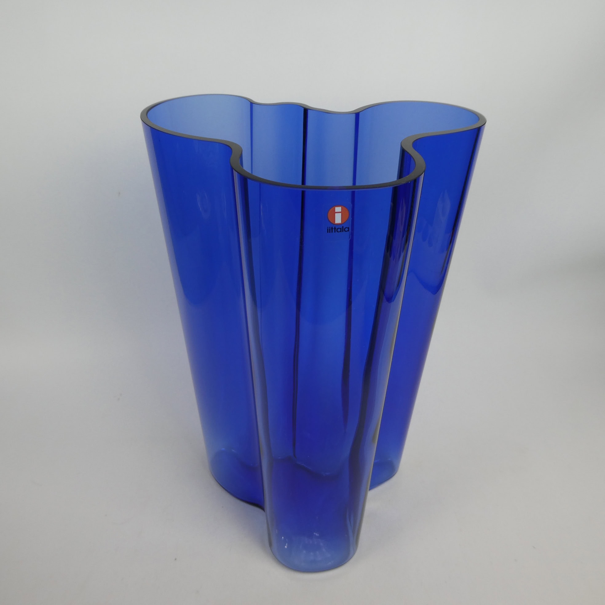 Iittala Aalto Finlandia 25§ mm maljakko ultramariininsininen.