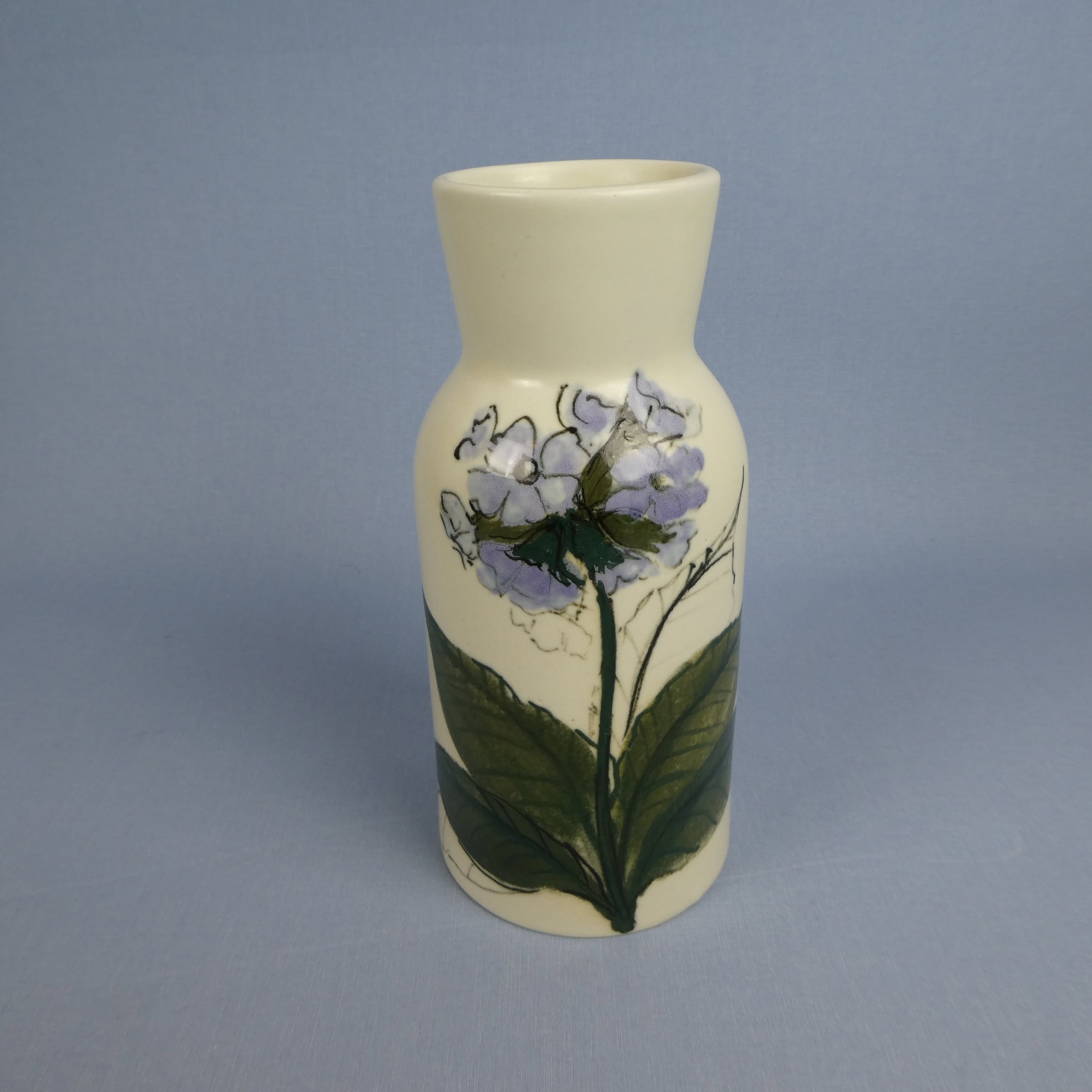 Arabia Kukka maljakko 18,5 cm siniset kukat .