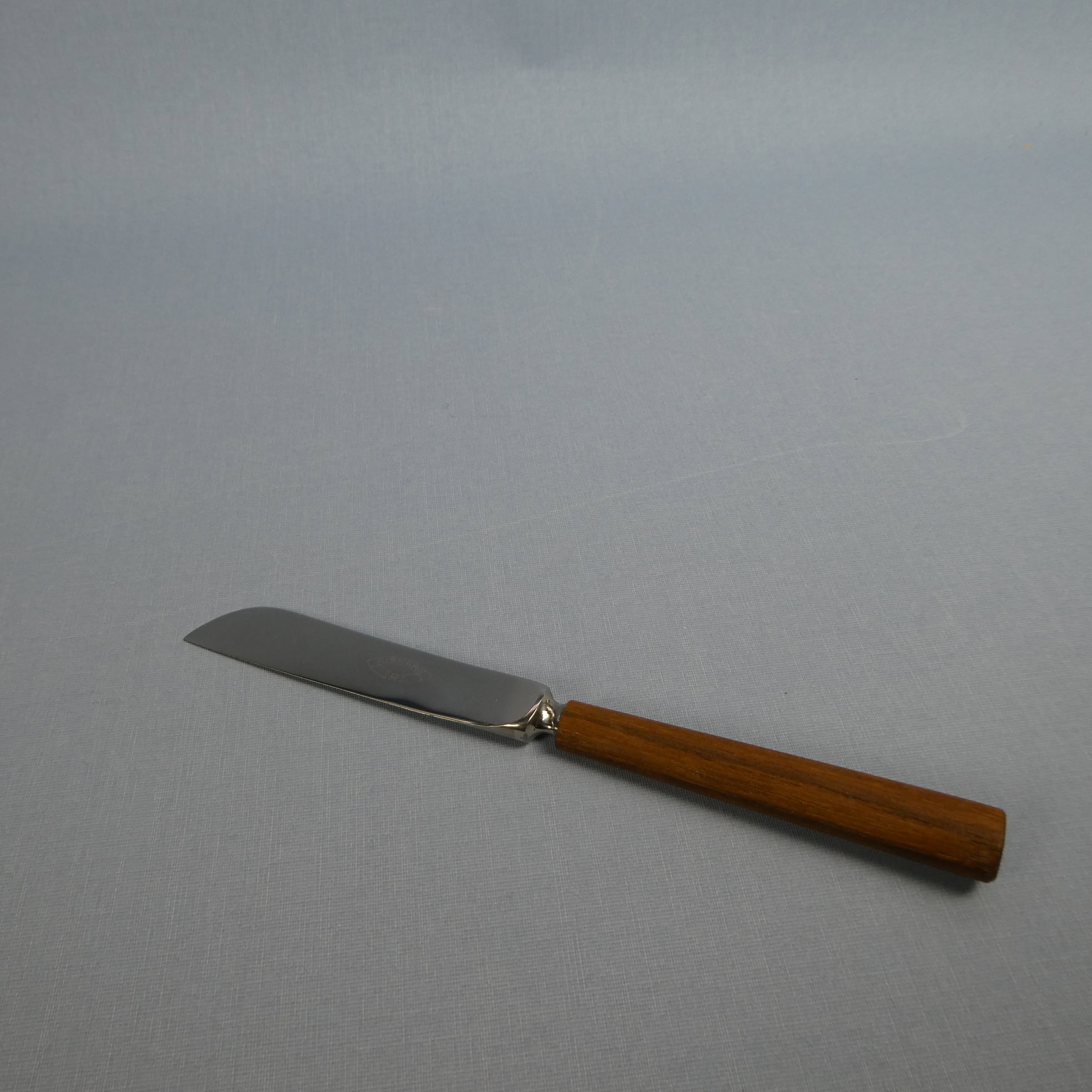Fiskars Veitsi teak-varsi.