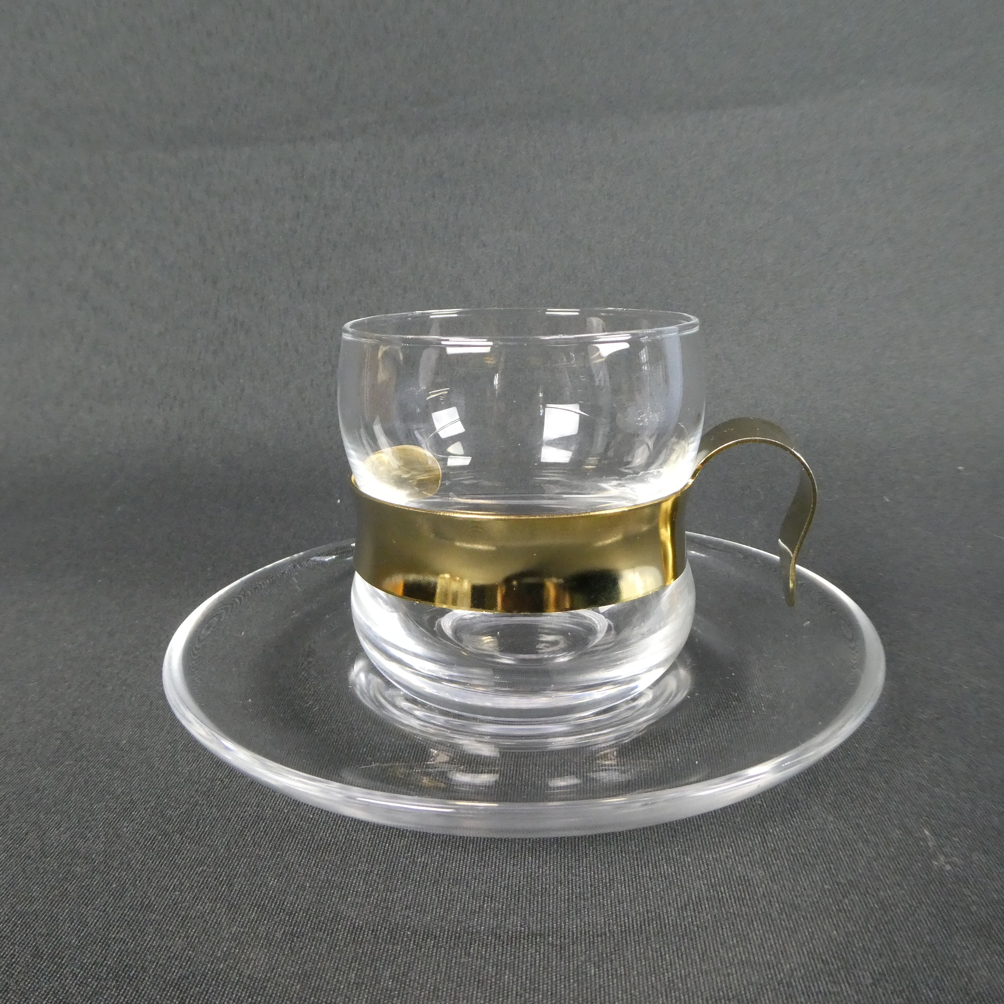 Iittala Paula lasi + lautanen kullanvärinen pidike.