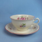 Arabia Kahvikuppi ruusuja punainen reuna.