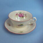 Arabia Kahvikuppi ruusuja punainen reuna.