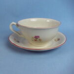 Arabia Kahvikuppi ruusuja punainen reuna.