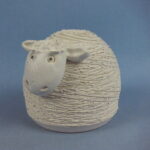 Marjaana Maula Valkoinen keramiikkalammas.