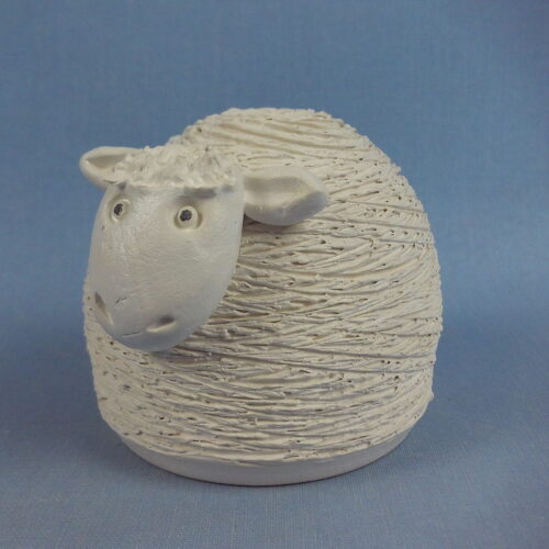 Marjaana Maula Valkoinen keramiikkalammas.