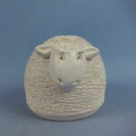 Marjaana Maula Valkoinen keramiikkalammas.