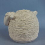 Marjaana Maula Valkoinen keramiikkalammas.