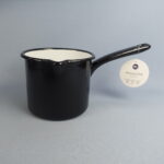 Muurla Emalikasari musta.