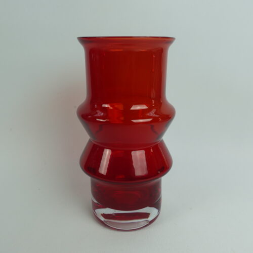 Riihimäen lasi Tuulikki maljakko punainen.