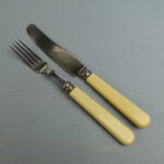 Hackman Sorsakoski Haarukka ja veitsi luunväri.