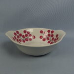 Arabia Kilta Marjat korvallinen lautanen punainen.