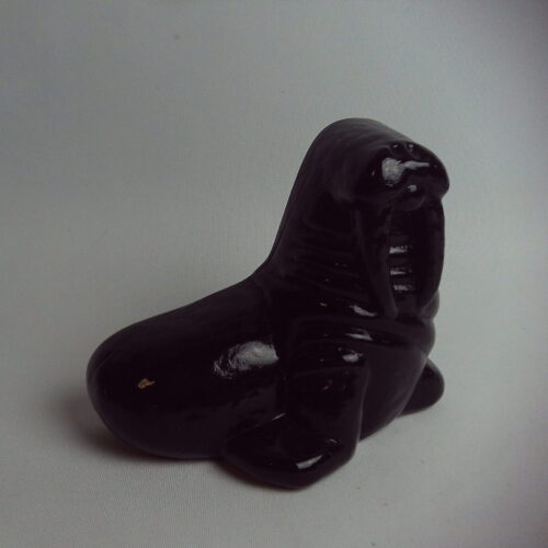 Humppilan lasi Oskar mursu musta.