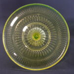 Riihimäen lasi Barokki jalallinen tarjoiluvati keltainen.