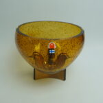 Kumela Taidelasimalja pronssijalalla.