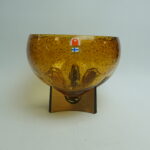 Kumela Taidelasimalja pronssijalalla.