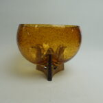 Kumela Taidelasimalja pronssijalalla.