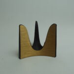 Kumela Taidelasimalja pronssijalalla.