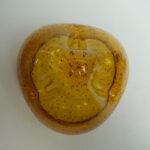 Kumela Taidelasimalja pronssijalalla.