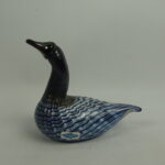 Nuutajärven lasi Mustakurkku-uikku taidelasilintu.