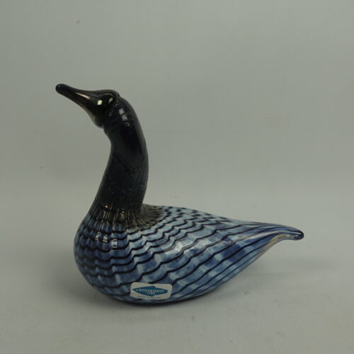 Nuutajärven lasi Mustakurkku-uikku taidelasilintu.