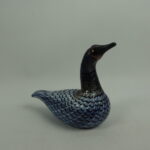 Nuutajärven lasi Mustakurkku-uikku taidelasilintu.