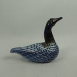 Nuutajärven lasi Mustakurkku-uikku taidelasilintu.