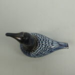 Nuutajärven lasi Mustakurkku-uikku taidelasilintu.